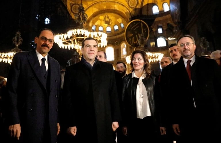 Μπέτυ Μπαζιάνα: Δίπλα στον Αλέξη Τσίπρα στην Αγιά Σοφιά (εικόνες)
